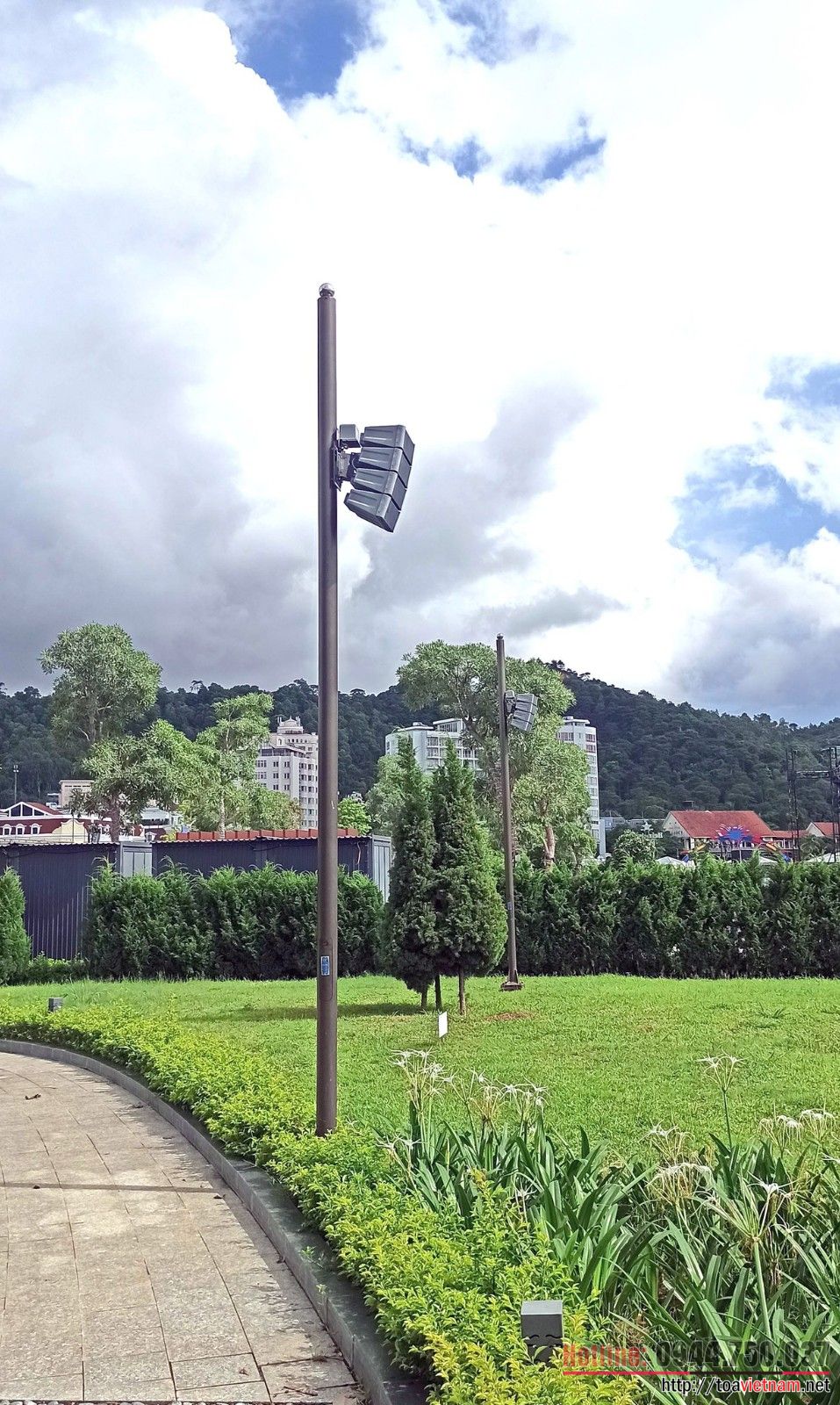 Cot-loa-TOA-cong-vien.jpg